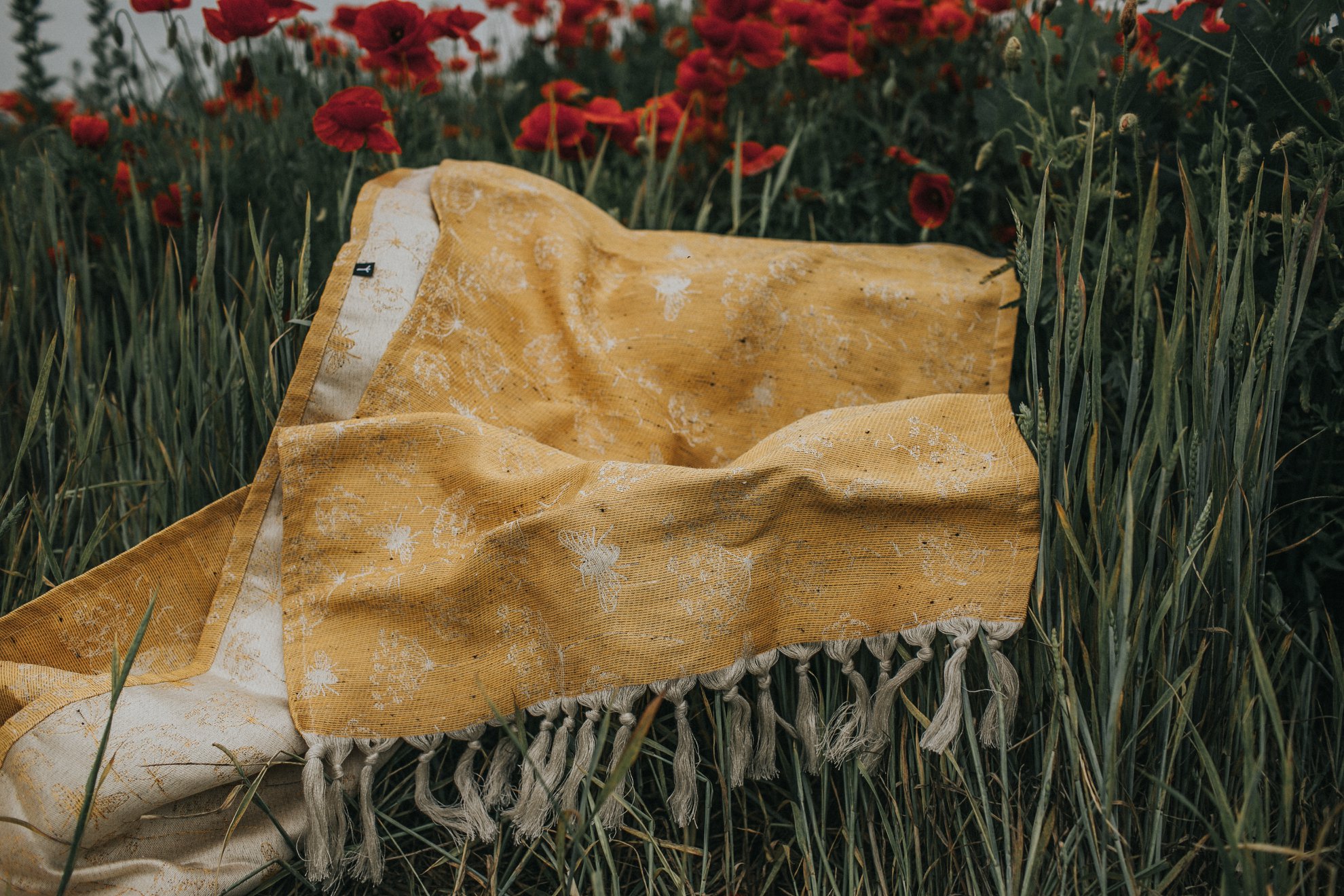 Wild Slings Dentelle de la reine Anne – Abeille Wrap (linen, tussah, bamboo) Image