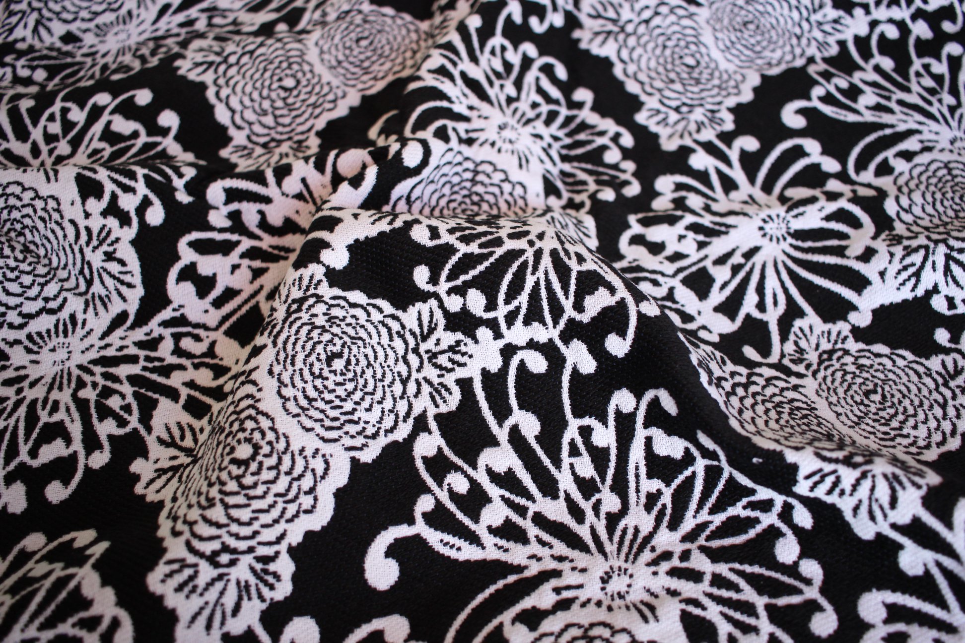 Yaro Slings Chrys Puffy Black White Wool Wrap (wool) Image