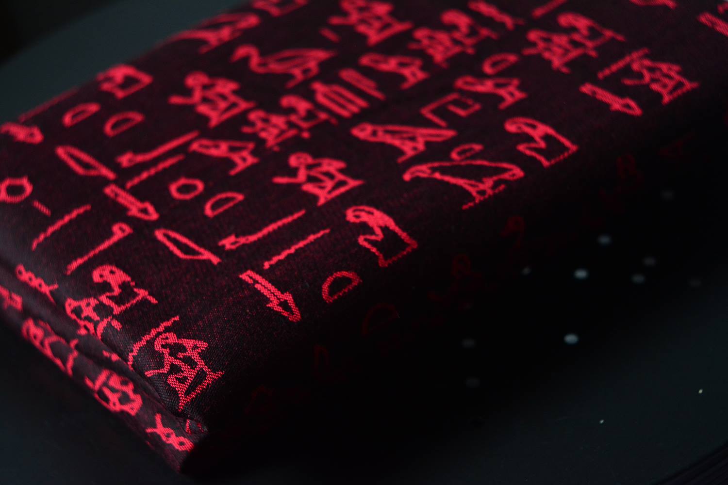 Tragetuch Luluna Slings Hieroglyphs Red/Black  Image