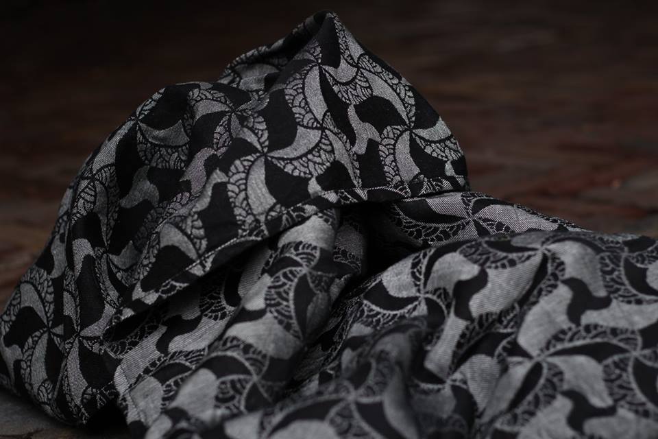 Yaro Slings Triskele Black White  Wrap (linen) Image