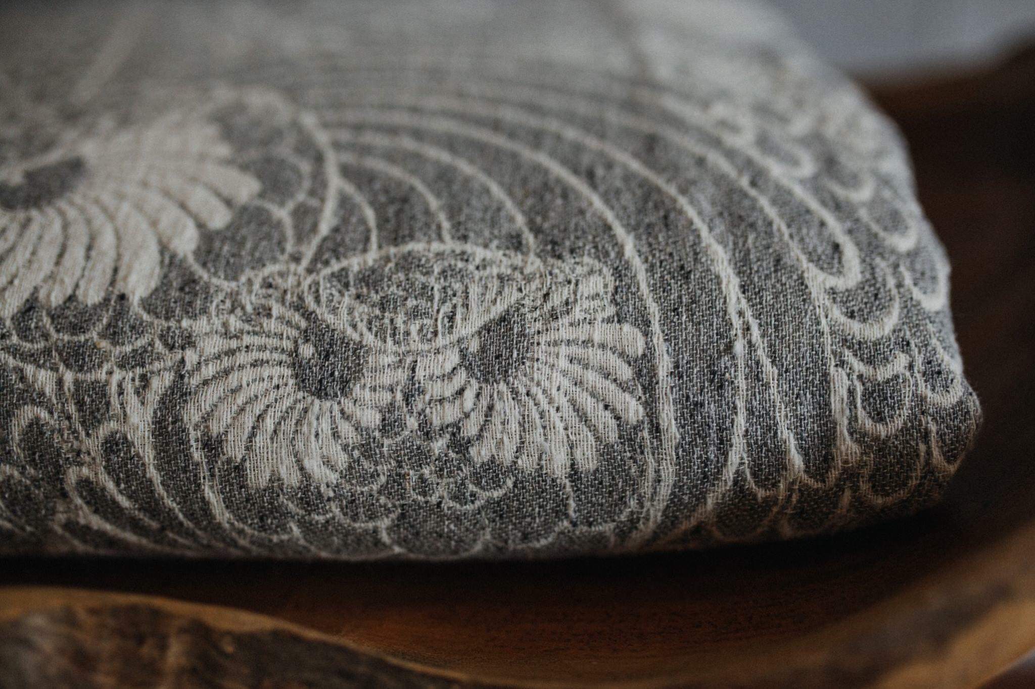 Linuschka Owls Malia (black confetti) Wrap (japanese silk, tussah) Image