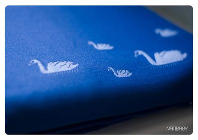 Tragetuch Natibaby Swans Swan&#39;s lake with silk Prussian Blue (Seide) Image
