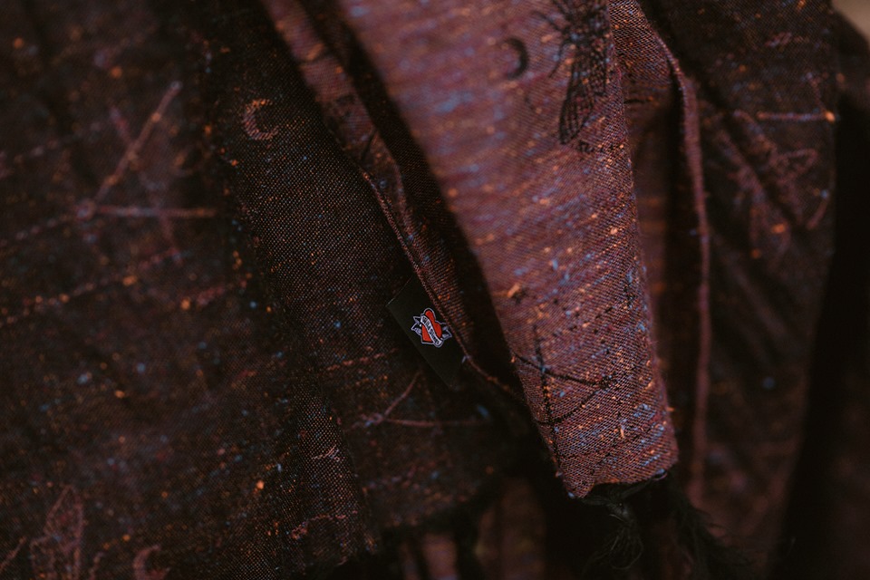 Wild Slings Les ténèbres Les tenebres: coucher de soleil - (noir Wrap (tussah, linen, bamboo) Image