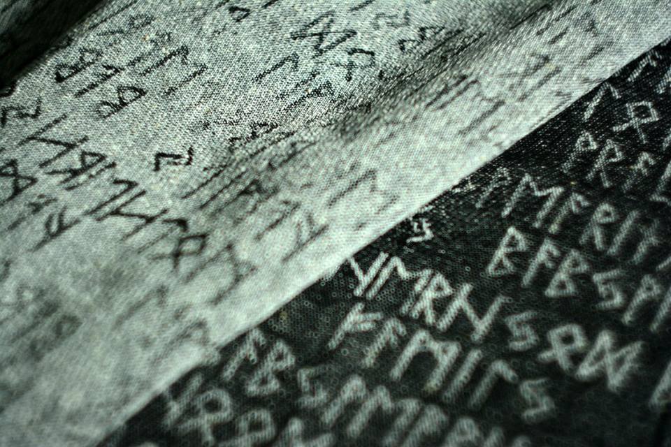 Luluna Slings Runes monochrome Wrap (bourette silk) Image