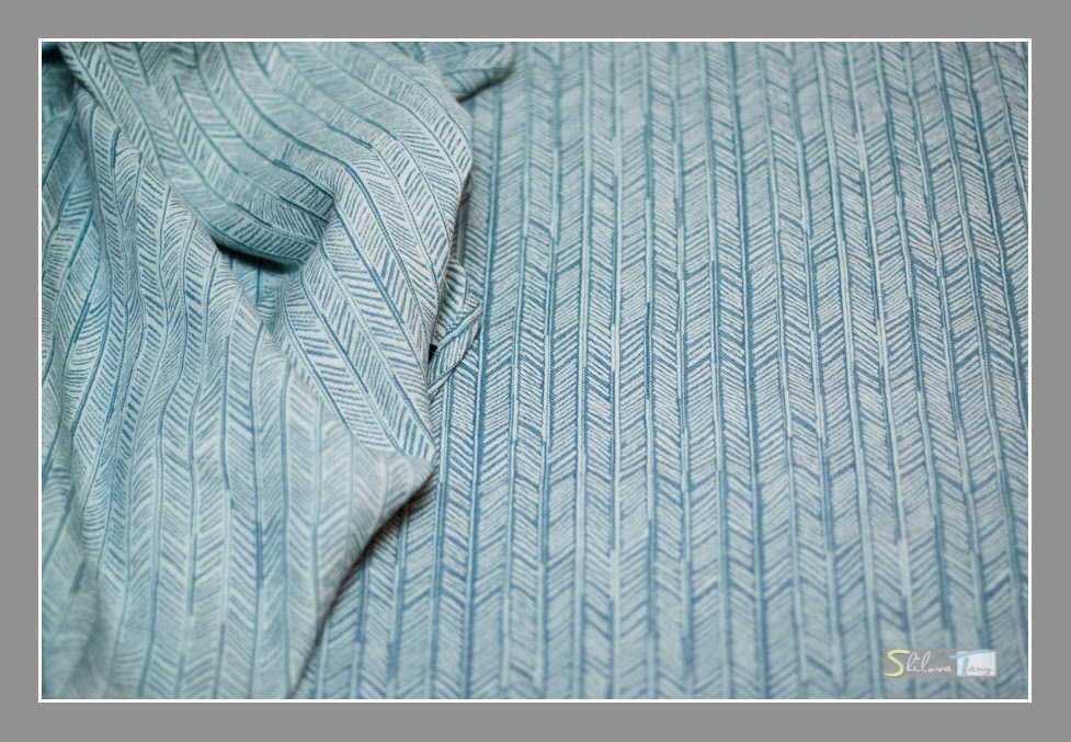 Tragetuch Woven Wings Light Blue Feathers (merino) Image