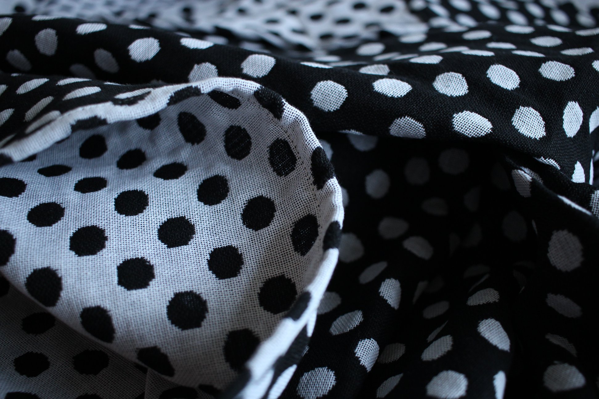 Yaro Slings Polka Dot Contra Black White Wrap  Image