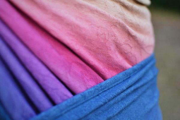 Tragetuch Emmeline Textiles Emmeline Foxglove dyed Winter Rainbow  Image