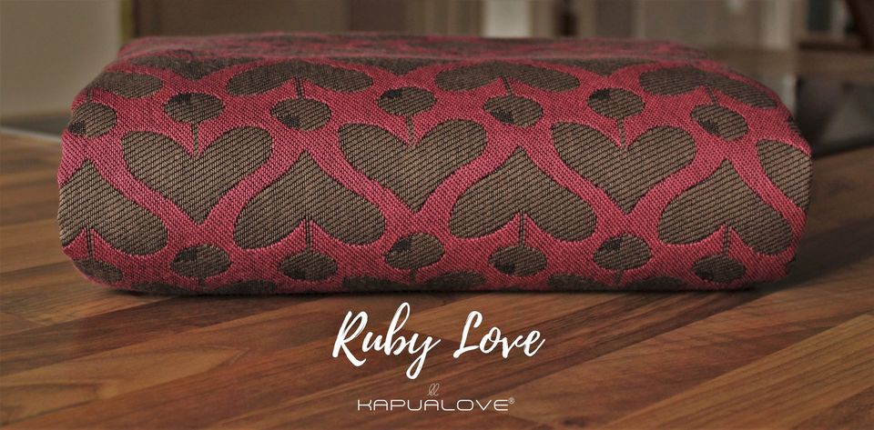 KAPUALOVE MUTTERLIEBE – Ruby Love Wrap  Image