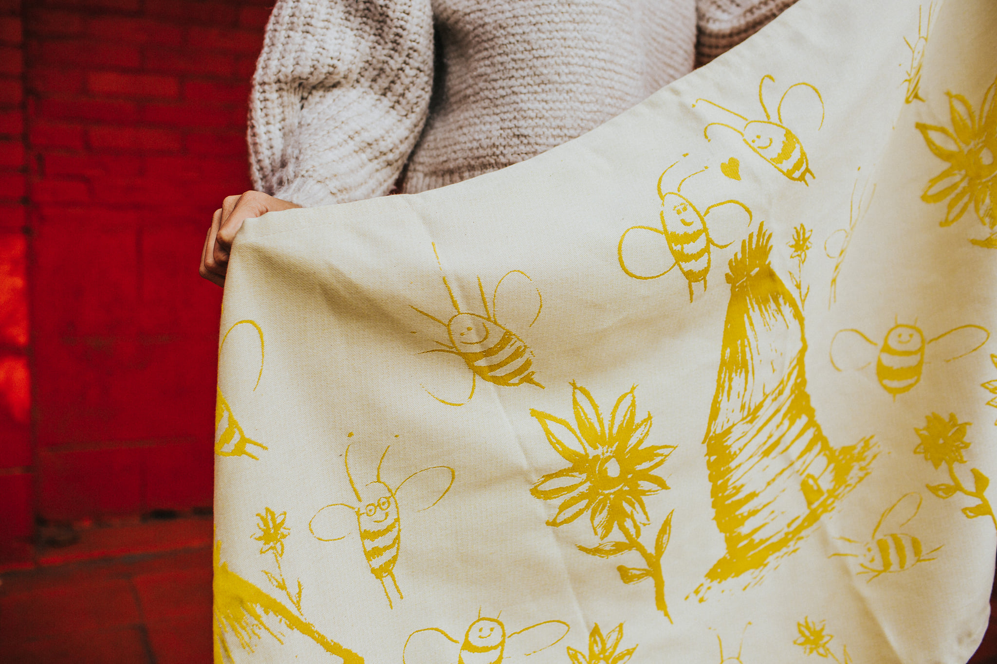 ROAR Bees go buzzing - Sunny linen Wrap (linen) Image